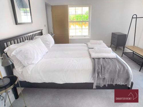 Säng eller sängar i ett rum på Eton, Windsor - 1 Bedroom Ground Floor Apartment - Parking
