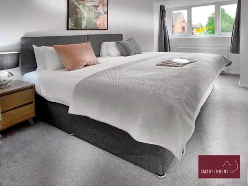 a bedroom with a large bed and a window at Lovely Apartment, Maidenhead in Maidenhead