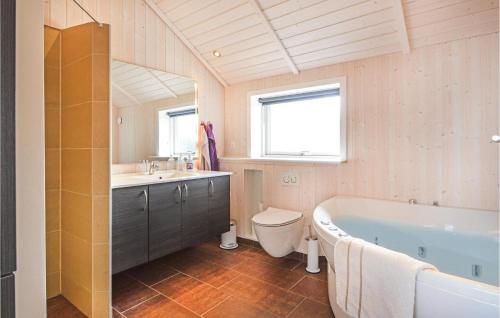 Vonios kambarys apgyvendinimo įstaigoje Amazing Home In Sjlund With Kitchen
