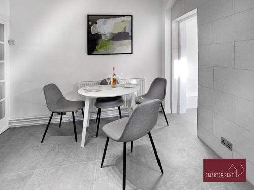 Gallery image of Central Windsor - 2 Bedroom House - Garden in Windsor