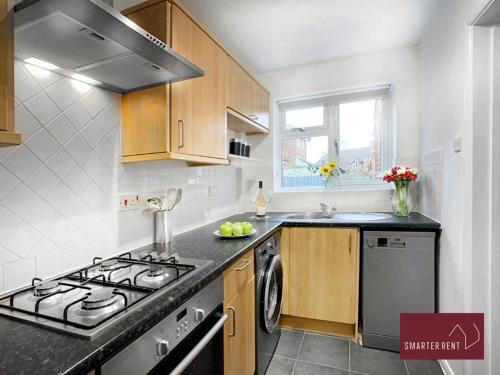 Η κουζίνα ή μικρή κουζίνα στο Yateley - Spacious 2 Bedroom House
