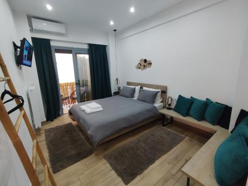 Ένα ή περισσότερα κρεβάτια σε δωμάτιο στο Argous - Athens City Center Apartment