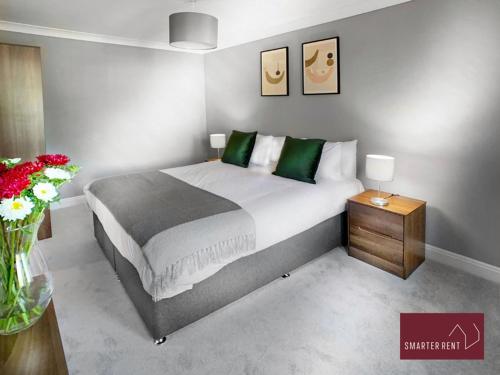 Tempat tidur dalam kamar di Knaphill - 2 Bedroom House - With Parking