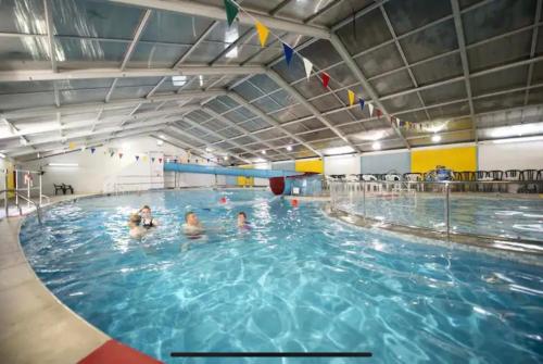 un grupo de personas en una piscina en Woodland bungalow, fantastic location, en Uny Lelant