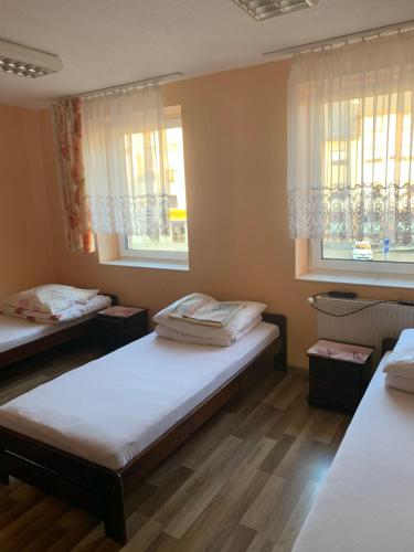 Postel nebo postele na pokoji v ubytování Tanie Noclegi Bartek