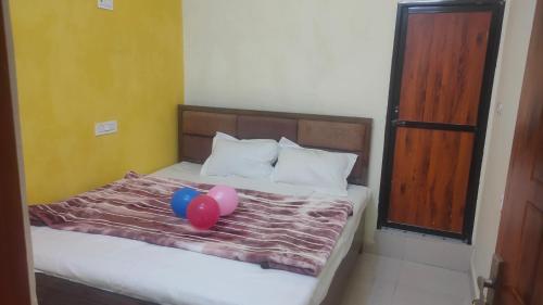 Ένα ή περισσότερα κρεβάτια σε δωμάτιο στο HOTEL MEERA