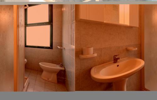 ロゾリーナ・マーレにあるCagialla 4のバスルーム(洗面台、トイレ付)