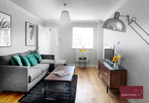 a living room with a couch and a table at Wokingham - 2 Bedroom Ground Floor Flat - With Parking in Wokingham