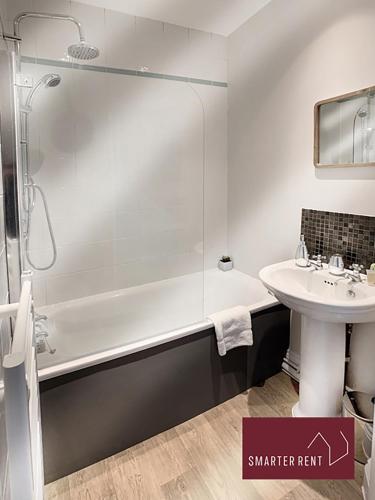 a bathroom with a shower and a sink and a tub at Ascot - Parking Garden Pets Welcome in Ascot