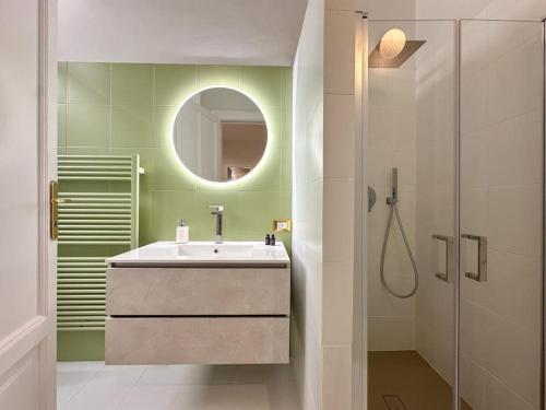 een badkamer met een wastafel en een spiegel bij Bellissimo Appartamento in Como