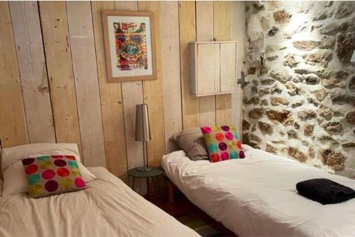 une chambre avec deux lits et une lampe dedans dans l'établissement Maison 8 personnes, quartier Benoit, 300m plage, à La Baule