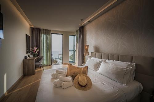 Hotel Vinci في سيرمِيوني: غرفة نوم عليها سرير وفوط