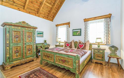 um quarto com uma cama verde e uma cómoda em Ferienhaus-gaas em Gaas