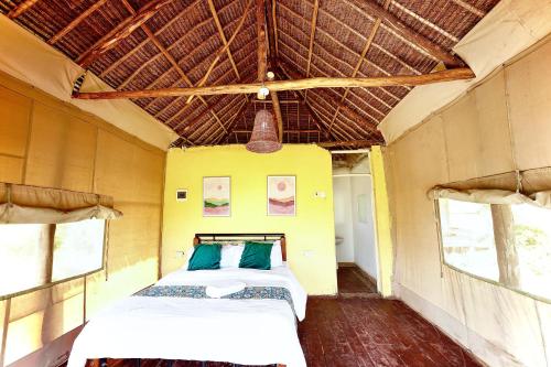 1 dormitorio con 1 cama en una habitación con ventanas en The Lookout, en Naivasha