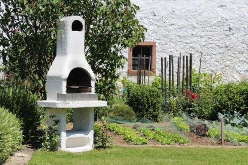 リングスハイムにあるFerienwohnung Hugの芝生の鳥居のある庭