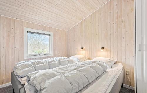 En eller flere senge i et værelse på Stunning Home In Hemmet With Wi-fi