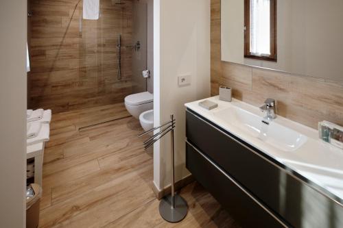a bathroom with a sink and a toilet at La Casina di Ely B&B in SantʼAndrea in Casale