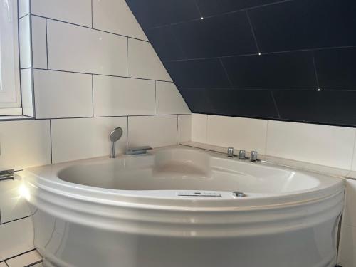 Ein Badezimmer in der Unterkunft InselSuites FinkenNest Airbus Finkenkwerder 125 m2 Kamin Whirpool