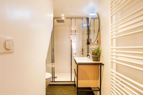 une salle de bain avec douche et toilettes dans l'établissement LA TREILLE AP4334 By Riviera Holiday Homes, à Nice