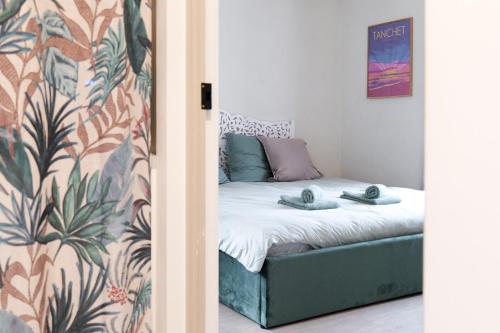 une chambre avec un lit dans une pièce dans l'établissement Bel appartement rénové avec goût et idéalement situé dans le centre-ville, à Les Sables-dʼOlonne