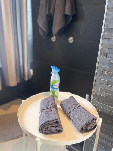 a small table with a bottle of water and towels at InselSuites FinkenNest Airbus Finkenkwerder 125 m2 Kamin in Hamburg