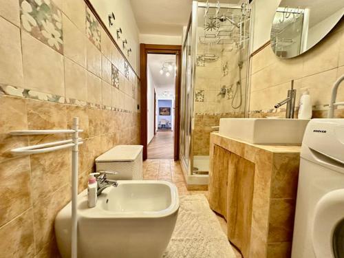 uma casa de banho com um lavatório e um WC em Panoramica terrazza sulle piste sciistiche em Gressoney-Saint-Jean