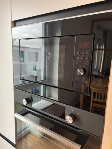 a microwave oven sitting inside of a kitchen at Wohnung Nähe Flughafen und Messe in Düsseldorf