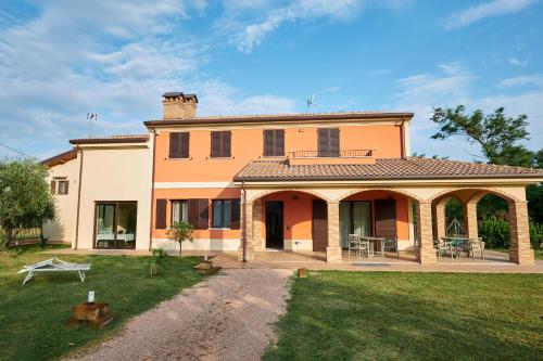 a large house with a yard in front of it at La Casina di Ely B&B in SantʼAndrea in Casale