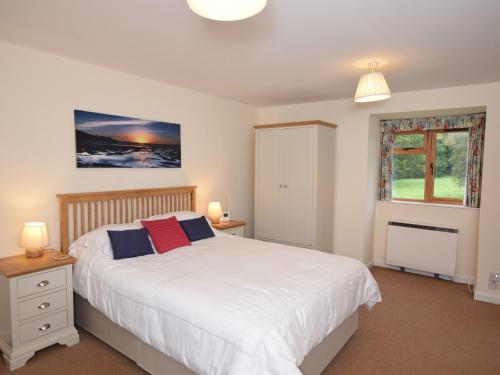 a bedroom with a white bed and a window at 2 Bed in Aylesbeare THEDA in Aylesbeare