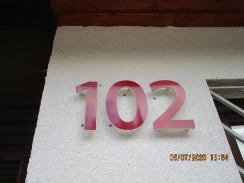 una señal en el costado de un edificio con el número en Radlerhaus Prora, en Prora