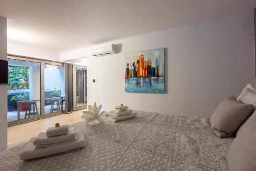 Schlafzimmer mit einem Bett mit Wandgemälde in der Unterkunft Panoramica Apartment with Whirlpool in Crikvenica