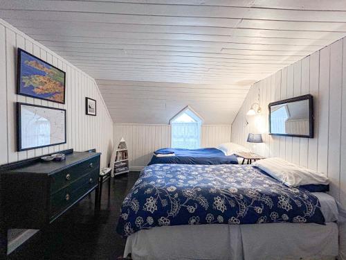 a bedroom with a bed and a dresser and a window at Ballylusky Holiday Home by Trident Holiday Homes in Ballydavid