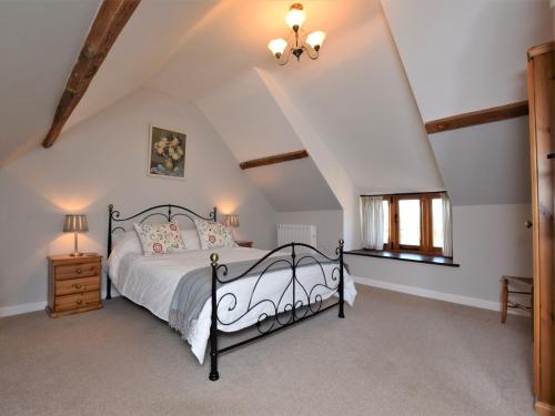 um quarto com uma cama e uma janela em 1 Bed in Taunton BARTC em West Monkton