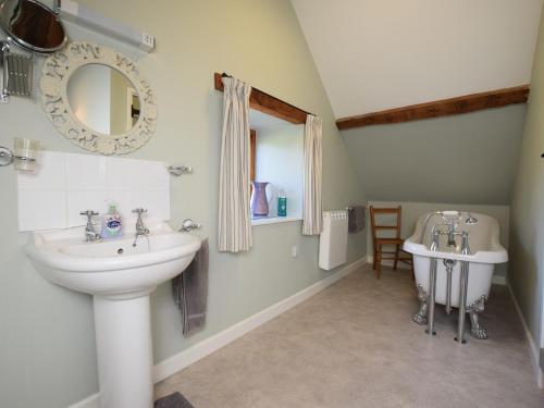 uma casa de banho com um lavatório e uma banheira em 1 Bed in Taunton BARTC em West Monkton