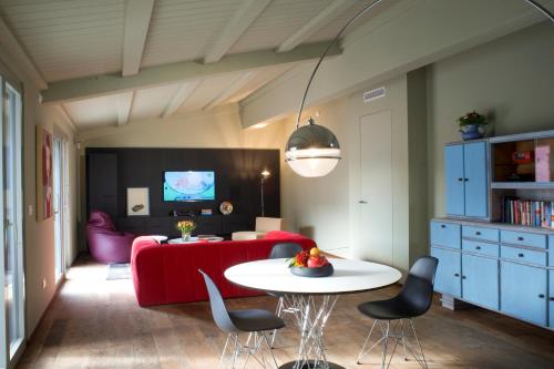 TV a/nebo společenská místnost v ubytování Milan Design Suites