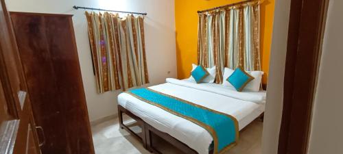 a bedroom with a bed in a room at NUNES SEA WALK in Candolim