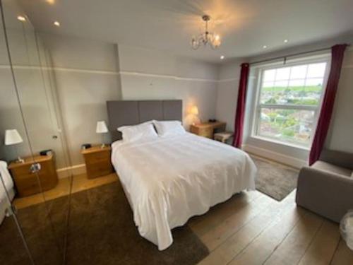 Postel nebo postele na pokoji v ubytování Midsomer Manor, Sleeps 16, Hot Tub, Near Bath