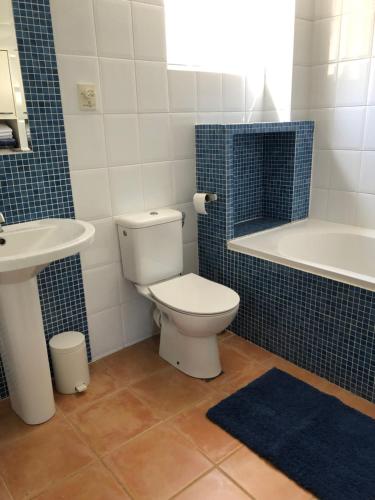 ein Badezimmer mit einem WC, einem Waschbecken und einer Badewanne in der Unterkunft Our home, your home, close to Amsterdam in Nederhorst den Berg