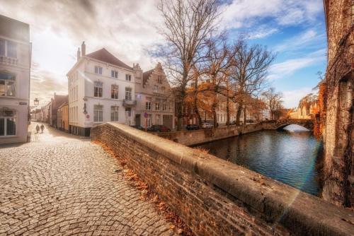 Výhled na řeku, která protéká v blízkosti hotelu
