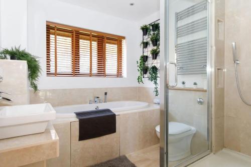Ένα μπάνιο στο Serene Riverside: 6BR Luxury Retreat in Curdridge