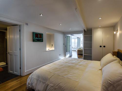 1 dormitorio con 1 cama grande en una habitación en 1 Bed in Aberdovey DY023, en Aberdyfi