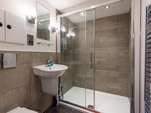 y baño con ducha acristalada y lavamanos. en 1 Bed in Aberdovey DY023, en Aberdyfi