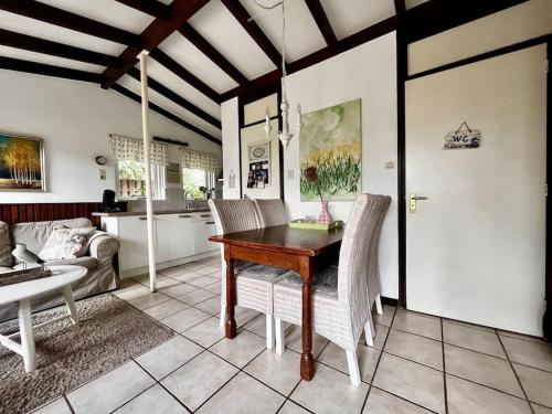 een woonkamer met een tafel en een bank bij Garnekuul 53 in Callantsoog