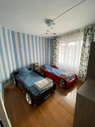 - une chambre avec deux lits et un lit d'appoint dans l'établissement Maison malouine proche de plage, à Dunkerque