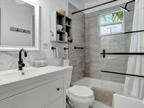 een badkamer met een wastafel, een toilet en een douche bij Luxury Couples Villa with private pool in Largo