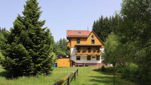 uma casa no meio de um campo em Haus Heimburg em Rötenbach