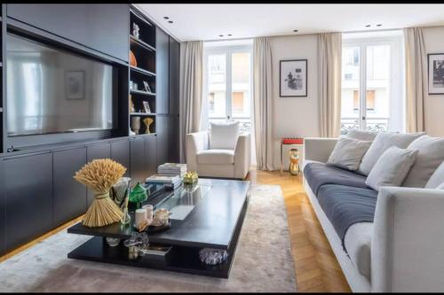 un salon avec un canapé et une table dans l'établissement Amazing apartment 2BDR/6PAX next to Champs Elysées, à Paris