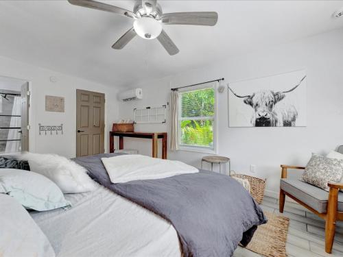 een slaapkamer met een bed en een plafondventilator bij Luxury Couples Villa with private pool in Largo