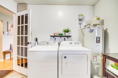 uma cozinha com 2 máquinas de lavar roupa e um frigorífico em Port St Lucie Retreat Lanai with Private Pool! em Port Saint Lucie