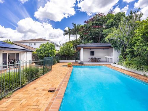 einen Pool im Hinterhof eines Hauses in der Unterkunft Modern 5Bedroom House w Outdoor Pool Robertson in Brisbane